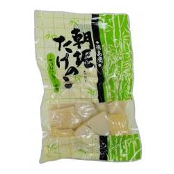 商品名朝堀たけのこ・水煮ブロック 内容量200g 商品説明徳島県産のもうそう竹を調理しやすいひとくち大のブロックに切り分けてあります。水煮してありますので、そのまま煮物や炒め物などにしてお召上がり下さい。 原材料たけのこ（もうそう竹：徳島県産） 栄養成分100gあたりエネルギー23kcal、たんぱく質2.7g、脂質0.2g、炭水化物4.0g、食塩相当量0g 保存方法・注意事項直射日光を避け、湿気の少ない涼しい所に保存して下さい。 開封後は容器に入れ、水にひたして5℃〜10℃の冷蔵庫に保存し、目安として2日以内でお召し上がりください。 たけのこの白濁や白い結晶物が付着している場合がありますが、これはたけのこに自然に含まれているチロシン（アミノ酸の一種）でたけのこの旨味の成分です。品質的には問題ありませんので、洗い流してご利用ください。 賞味期限商品パッケージに記載 広告文責奈良恵友堂有限会社連絡先：0743‐53‐1893 販売者有限会社角田商店□