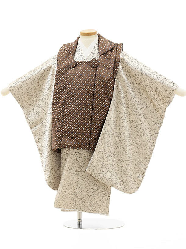 お申し込みの前に必ずページ下の「ご予約状況」をご確認ください。 &nbsp品　番 AAO3225（被布セット/3歳男の子着物レンタル） &nbsp特　徴 3歳男の子の着物スタイル袴要らずのスタイルだから、着付も簡単で、お子様の着心地も良好。着物を着たがらないお子様にもおススメです。 　 &nbspサイズ 身長：90cm〜100cm 身丈：75cm/肩裄：41cm/袖丈：56cm &nbsp素　材 表地：ポリエステル /裏地：ポリエステル レンタル&nbsp期　間 レンタル期間は 3泊4日 となります。ご利用日 2日前 にお届けになります。ご利用日の翌日夕方までに返却発送して下さい。 &nbsp備　考 ※レンタル品です。販売用ではありません。※下記予約状況表を必ずご確認下さい。重複する期間でのご利用はできません。 *素材感や色合いの表現には個人差があり、環境により色合いが異なる場合がありますので、ご了承の上ご注文お願い致します。