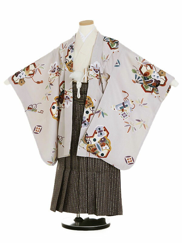 お申し込みの前に必ずページ下の「ご予約状況」をご確認ください。 　 &nbspサイズ 身長：110cm〜120cm 身丈：65cm／肩裄：51cm／袖丈：57cm(羽織)袴丈：60cm(おへそからくるぶしまでの長さです。) &nbsp素　材 化繊 　 &nbsp付属品 羽織、着物、袖なし襦袢、角帯一体型袴、羽織紐、扇子、かいけん、お守り、草履、足袋、サスペンダー※小物はこちらでコーディネートさせて頂きます。 レンタル&nbsp期　間 レンタル期間は 3泊4日 となります。ご利用日 2日前 にお届けになります。ご利用日の翌日夕方までに返却発送して下さい。 &nbsp 備　考 ※レンタル品です。販売用ではありません。※下記予約状況表を必ずご確認下さい。重複する期間でのご利用はできません。 *素材感や色合いの表現には個人差があり、環境により色合いが異なる場合がありますので、ご了承の上ご注文お願い致します。