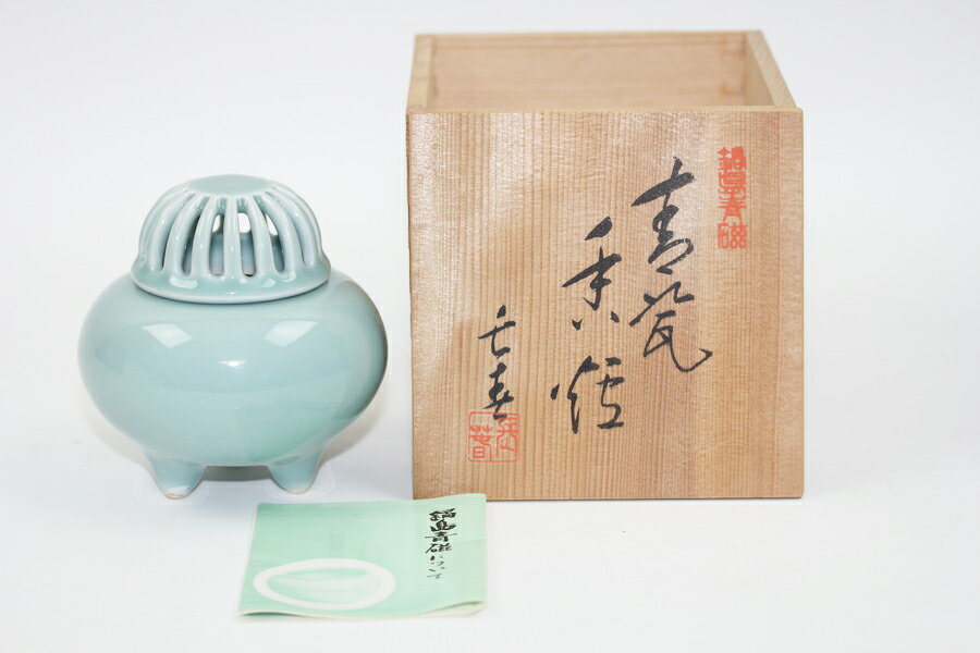 　 商品名 小笠原長春造 青磁香炉 サイズ 胴径:約12cm 高さ:約13.5cm 状態 良好 付属品 栞/共箱 備考 中古品の為、傷、汚れ等、使用感がある場合がございます。 詳しい事は写真にてご判断下さい。 気になる点がございましたら、質問にてご連絡願います。 お使いのモニターにより、商品実物と画像の色味が若干異なる場合がございます。　