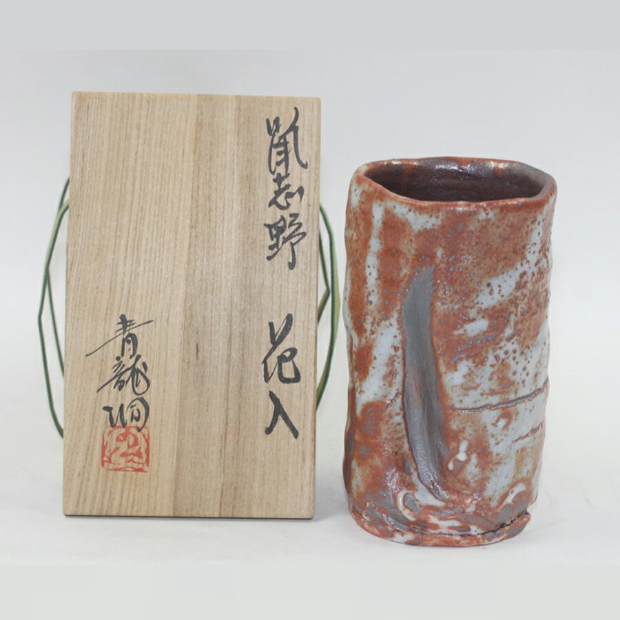商品名 勝尾青龍洞造 鼡志野 花入 共箱 サイズ 口径：9.5cm 高さ：19cm 状態 良好 付属品 共箱/共布/栞 備考 中古品の為、傷、汚れ等、使用感がある場合がございます。 詳しい事は写真にてご判断下さい。 気になる点がございましたら、質問にてご連絡願います。 お使いのモニターにより、商品実物と画像の色味が若干異なる場合がございます。　