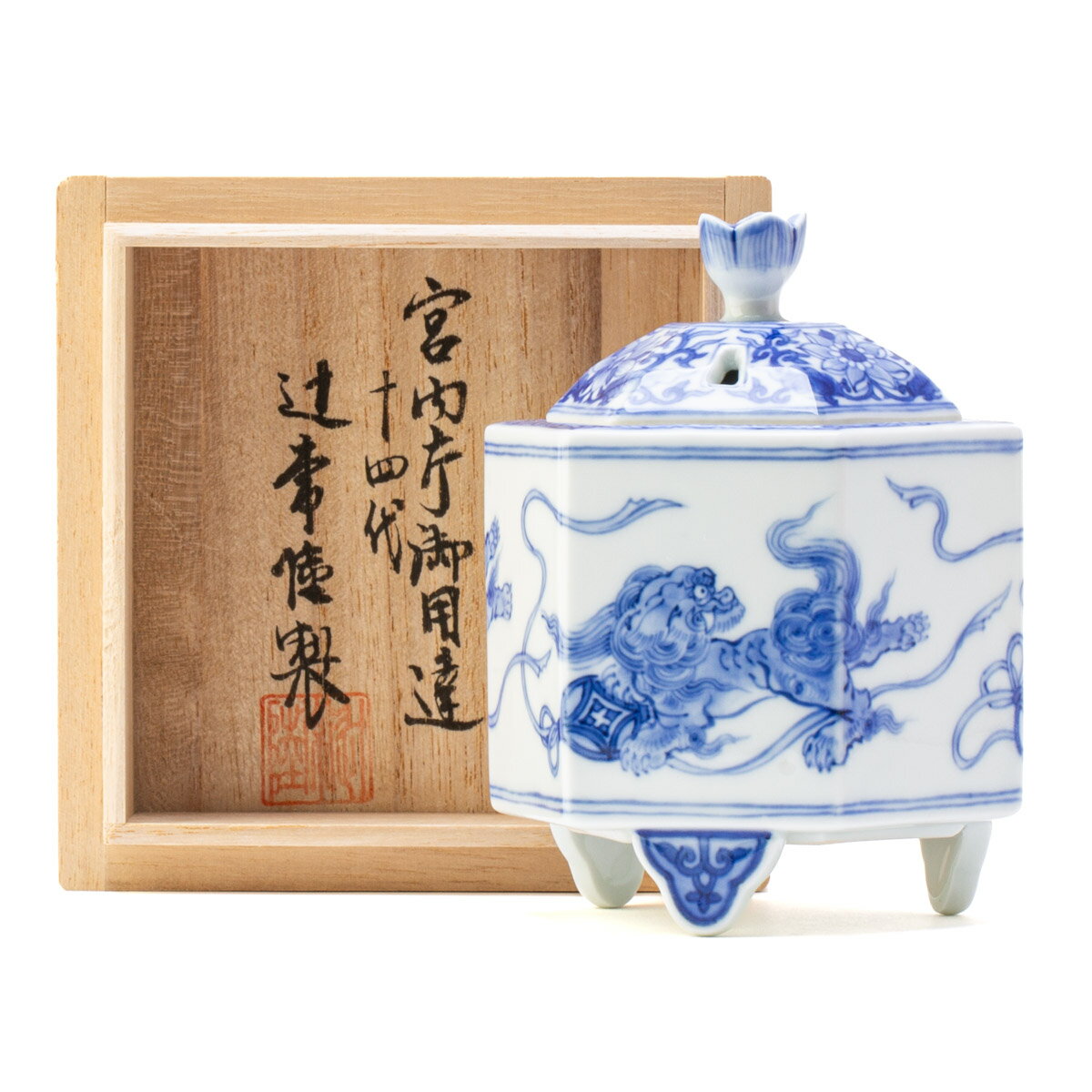 　 商品名 宮内庁御用達 十四代 辻常陸 染付 三獅子文 香炉 共箱 サイズ 高さ：11cm（フタ含む） 径：8.5cm 状態 良好 付属品 共布、共箱 備考 共箱に若干の傷汚れがございますが、 使用感の殆どない状態の良い商品です。 詳しい事は写真にてご判断下さい。 お使いのモニターにより、商品実物と画像の色味が若干異なる場合がございます。　