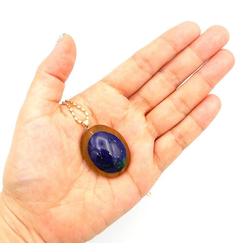 琥珀屋 職人が創る琥珀ジュエリーの＼最大30％OFFクーポン／琥珀 ペンダントトップ ネックレス イエローアンバー ハニー ドミニカ産 アズライト 藍銅鉱 ブルーマラカイト 誕生石 人魚の涙 楕円 オーバル K18 チェーン別売り 一点物 琥珀屋 No 2946 送料無料 天然石 未処理石 ギフト｜アングル2