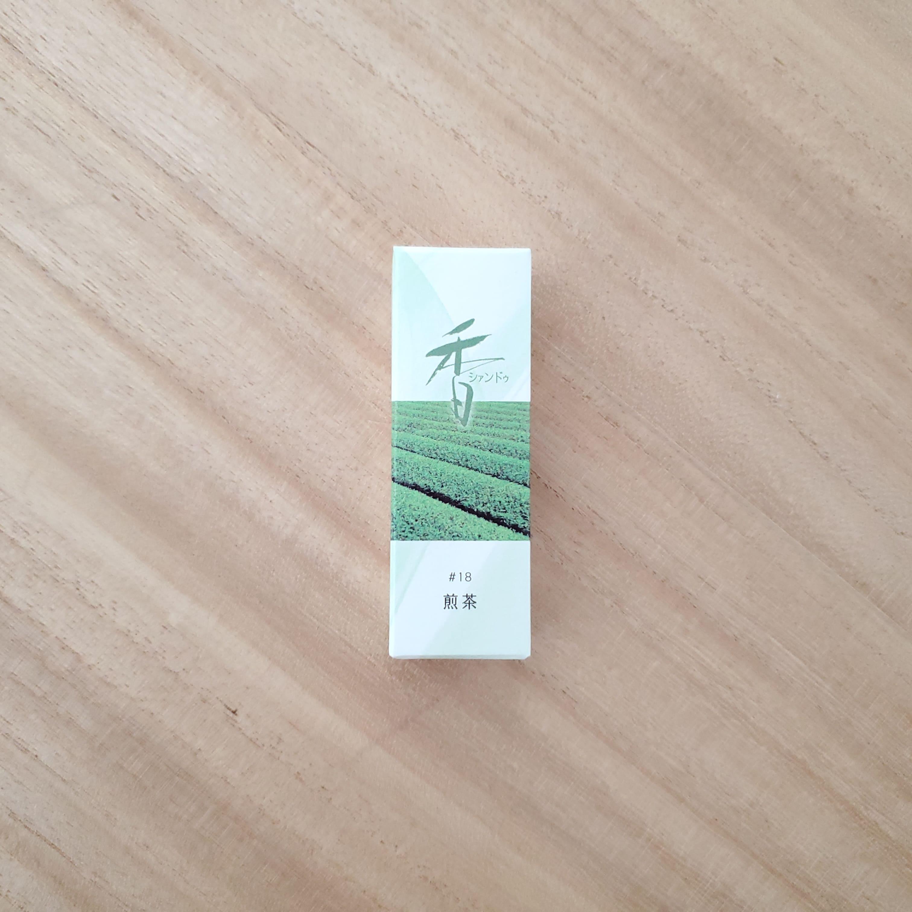 松栄堂 お香 Xiang Do 煎茶 #18 シァンドゥ 京都 スティック アロマ インセンス 日本製 松栄堂のお香 シァンドゥ・煎茶 メール便を選択して送料無料 凛とした新茶の表情清らかな風、うまれたての緑ふわりと広がる香りの空間をお楽しみください。お部屋焚きやプレゼントにもおすすめです。おすすめの使用場所：玄関 寝室 リビング トイレ お座敷■商品詳細メーカー:松栄堂香り系統：グリーン系煙の量：ふつうパッケージ：紙箱パッケージサイズ：縦8.4cm×横2.8cm×高さ2.4cm産地：日本形状：棒色：緑色長さ：7cm時間：約15〜20分内容量：20本入注意事項：火の取り扱いには十分ご注意下さい。付属の香立てをご使用の際は、不燃性のお皿などの上に置いてからお使いください。備考：簡易香立付【メール便を選択して送料無料】 7