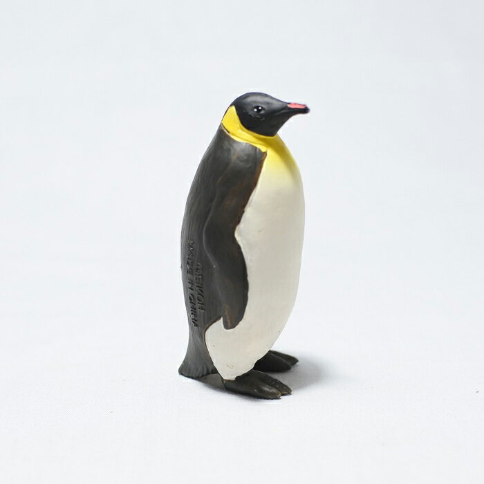 こちらは存在感のあるコウテイペンギン。サイズは幅2cm×高さ5.7cmです。石の上に載せるとリアルですね！