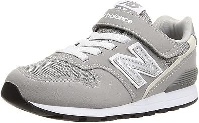 特殊:B08NSRMM8Yコード:4550362232473ブランド:new balance(ニューバランス)規格：YV996 (現行モデル)商品カラー: グレー(GR3)サイズ情報:22.0 cm M発送サイズ: 高さ27.4、幅19.2、奥行き10.2発送重量:4400ブランド紹介 1906年にアーチサポートインソール、矯正靴のメーカーとして誕生したニューバランスは、アスレチックブランドのリーディングカンパニーとしてランニングをはじめ、ライフスタイル、テニス、ベーボール、フットボール、ゴルフのためのフットウェアとアパレルを展開しています。 キッズ　ジュニアストアにアクセス メンズストアにアクセス ウィメンズストアにアクセスメーカーによる説明親子そろってニューバランス「996」大人用：CM996キッズ用：YV996ベビー用：IZ996商品機能高級感アップベルト部分にnewbalanceロゴが追加され、見た目にも更に高級感アップ。安定感とクッション性ミッドソールにはC-CAPを搭載し、クッション性を保ちつつ、かかと部のCRがしっかりと安定感を実現。ヒール部のNBロゴもシャイニーで高級感漂います。クッション性と屈曲性アップLightweight solid rubberを使用​通常のsolid rubberと比較し、硬度が柔ら​かく、足当たりが快適に。​ゴム紐 面ファスナーゴム紐がしっかり伸びて足にフィット履きやすい面ファスナーを開けば、ゴム紐がしっかり伸縮するからスリップオン感覚で履きやすい。清潔インソールは取り外せるので、お手入れもしやすく、清潔に保てます。IZ996IO313NW1STNW574IV323幅ノーマルノーマルノーマルノーマルノーマルサイズ12.0-16.5 cm12.0-16.5 cm11.0 14.0 cm12.0-16.5 cm12.0-16.5 cm紐タイプベルトベルトベルトベルトベルト特徴スタイリッシュな一足足育のための高機能モデルファーストシューズ親子コーデもできる574通気性に優れたメッシュモデル