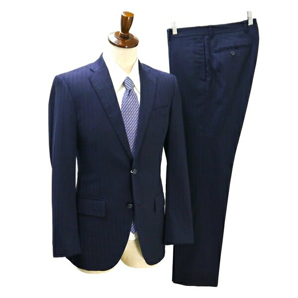 【商品説明】 ・春夏対応。WORLD TRAVELER使用。2つボタンシングル。背抜き。サイドベンツ。フラップポケット。ネーム刺繍あり。本切羽。 ノータック。裾シングル。 ・カラー：ダークネイビーにストライプ ・素材：画像参照 ・製造会社：メルボメンズウェアー株式会社 ・型番： ・表記サイズ：ジャケット「042A」　スラックス「076」 参考日本サイズ：「L」「Y7」程度 (実寸サイズを参考にスタッフがスーツサイズを割り出したため、表記サイズと異なっている場合がございます。 1つの理由としては前所有者様が寸法直しなどをされた事等が考えられます。あくまでスタッフの主観となりますので必ず実寸をご確認下さい。) ・実寸：[ジャケット] 着丈72.5　袖丈63　肩幅45　身幅49.5 　　　　 [スラックス] ウエスト(内周)80　股上24.5　股下80.5　モモ幅28.5　裾幅19　[単位cm] 　　　　 「ウエストは最大2cmひろげることができます。裾(股下)はシングルで最大5.5cm出せます。」 ※商品のサイズ補整等は当店では承っておりません。 現状でのお渡しとなります。 ※※手作業での採寸により若干の誤差はご了承ください。 ■状態評価は「表地（全体的）」と、「裏地」の2種類の状態を分けて表記させて頂いております。 表地（全体的）状態：B(ジャケットの両袖にてかりが見受けられます。スラックス前面の股上から両膝下にてかり・両ポケット縁と後ろ右ポケット縁上部に擦れが見受けられます。その他の状態は良い事から、今後もまだまだご愛用頂けるお品だと思われます。) 裏地状態：JA+JB+A+B+E(ジャケットの左内胸ポケット縁に変色と擦れが見受けられます。裏地部分となりますので普段のご着用には問題なく、今後もまだまだご愛用頂けるお品です。)
