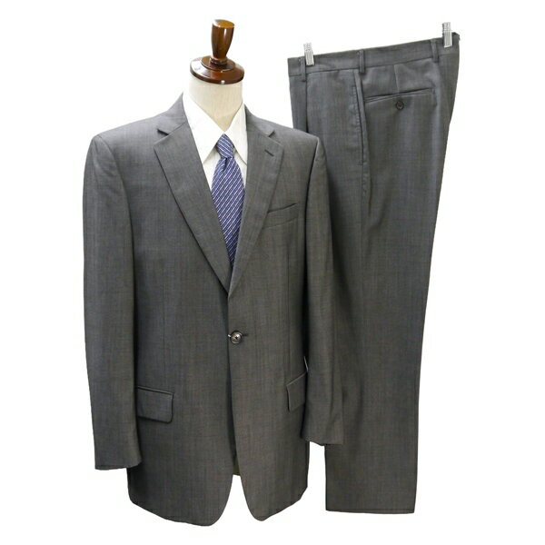 【商品説明】 ・春秋冬対応。1つボタンシングル。背抜き。ノーベント。フラップポケット（仕付け糸付き）。ネーム刺繍あり。開き見せ。 ワンタック。裾シングル。 ・カラー：グレー ・素材：画像参照 ・製造会社：(株)エルビス ・型番：001 ・表...