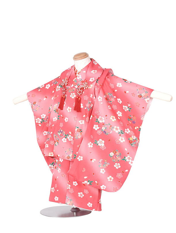商品情報素材化繊サイズ■身長：85cm~95cm■身丈:72cm 肩裄:38cm 袖丈:55cm※簡単なサイズ調整(腰紐にて)が必要な場合があります。※小物はこちらでコーディネートさせて頂きます。掲載画像について実際の商品になるべく近い色を再現しておりますが、お客様のご覧になっているモニターや環境により、実際の色・質感等が若干異なる場合がございます。ご容赦下さいませ。 長襦袢袖なし長襦袢【レンタル】七五三 レンタル 3歳被布 フルセット 女の子 三歳 着物 レンタル 七五三レンタルピンク 小花 七五三 子供 キッズ 着物 3歳 レンタル お正月 新品足袋プレゼント 往復送料無料 753 【レンタル】七五三 レンタル 3歳被布 フルセット 女の子 三歳 着物 七五三レンタル 小花 古典753 キッズ 着物 ピンク お正月 新品足袋プレゼント 往復送料無料 753 【レンタル】淡い色調に小花柄が女の子らしい被布です！ かわいい3歳のお祝いにおススメ！優しい色合いが華やかに演出します！ 素敵なお着物で楽しい七五三をお迎え下さい。 ご利用日の2日前にお届けします。 3