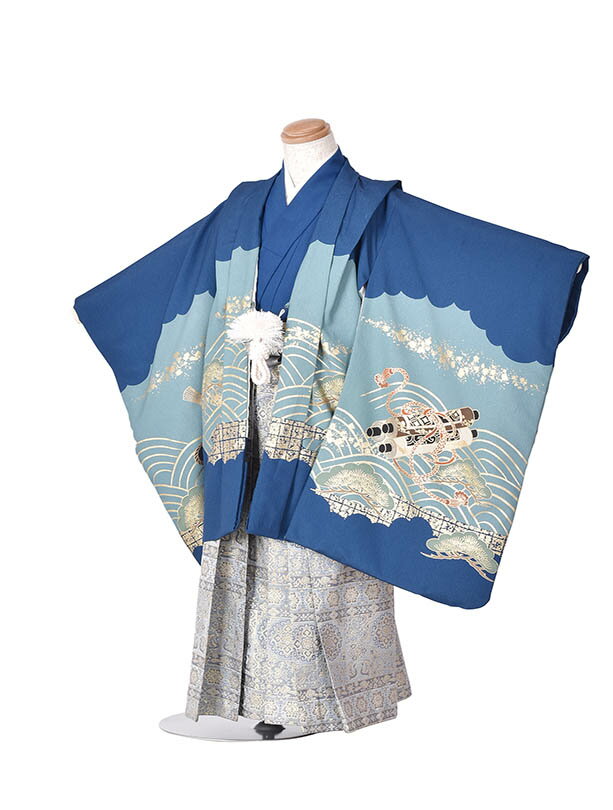 商品情報素材化繊サイズ■肩裄：約47cm　■袴丈：約58cm(おへそからくるぶしまでの長さです。）■羽織丈約60cmbr&gt;※簡単なサイズ調整(腰紐にて)が必要な場合があります。※小物はこちらでコーディネートさせて頂きます。掲載画像について実際の商品になるべく近い色を再現しておりますが、お客様のご覧になっているモニターや環境により、実際の色・質感等が若干異なる場合がございます。ご容赦下さいませ。セット内容1、羽織　2、着物　3、袖なし襦袢　4、袴　5、角帯6、羽織紐　7、扇子　8、かいけん　9、お守り　10、草履　11、足袋　12、腰紐（2本）　13、サスペンダー対応身長105cm~115cm　5歳用のお着物になります【七五三レンタル】5歳ブルーグリーン鷹 5才男児袴 袴羽織セット羽織袴 七五三 レンタル 男の子 袴 結婚式 5歳着物 105cm~115cm 着物レンタル5 子供着物 お正月 お祝い着物 キッズ 753 貸衣装 五歳 子供 和装 5歳児 フルセットレンタル 往復送料無料 新品足袋プレゼント 【七五三レンタル】5歳ブルーグリーン鷹5才男児袴袴羽織セット羽織袴 七五三レンタル 男の子 袴 七五三 5歳着物 105cm~115cm 着物レンタル5 753 五歳 子供 フルセット 送料無料 【レンタル】 ブルーグリーン 鷹柄羽織シンプルでかっこいい！簡単着付け 5歳のお祝いにおススメ！ かっこいいお着物で楽しい七五三をお迎え下さい。 ご利用日の2日前にお届けします。3