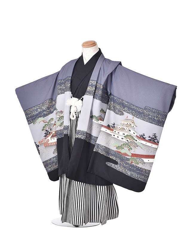 商品情報素材化繊対応身長110cm~120cm　5歳6歳用のお着物になりますサイズ■肩裄：約51cm　■袴丈：約59cm(おへそからくるぶしまでの長さです。）■羽織丈約64cm※簡単なサイズ調整(腰紐にて)が必要な場合があります。※小物はこちらでコーディネートさせて頂きます。掲載画像について実際の商品になるべく近い色を再現しておりますが、お客様のご覧になっているモニターや環境により、実際の色・質感等が若干異なる場合がございます。ご容赦下さいませ。セット内容1.羽織 2.着物 3.袖なし襦袢 4.袴（角帯付き） 5.羽織紐またはチェーン 6.扇子 7.懐剣 8.お守り 9.草履 10.足袋（プレゼント） 11.サスペンダー仕様マジックテープで留める簡単袴です。通常袴がご希望の場合はお申し付け下さい。（袴の柄は異なります。）【レンタル】 かんたん七五三 753レンタル(5歳) 5才男児袴 袴羽織セット 羽織袴 110cm~120cmブルーグレー白馬に武士 七五三レンタル 男の子 5歳着物 着物レンタル5 753 五歳 5歳児 フルセットレンタル 七五三 5歳用 着物 往復送料無料 新品足袋プレゼント 大きめ1 簡単袴 【レンタル】 かんたん七五三 753レンタル(5歳) 5才男児袴 袴羽織セット 羽織 110cm~120cmブルーグレー白馬武士 七五三レンタル 5歳着物 五歳 フルセット 5歳用 着物 送料無料 【レンタル】紐を結んでマジックテープで留めるだけ！ 大きめブルーグレー 白馬 騎士柄 シンプルかっこいい！5歳のお祝いにおススメ！着物は紐で結んで、袴はマジックテープで留めるだけで誰にも簡単に着付けができるかんたん袴です。 かっこいいお着物で楽しい七五三をお迎え下さい。 ご利用日の2日前にお届けします。3