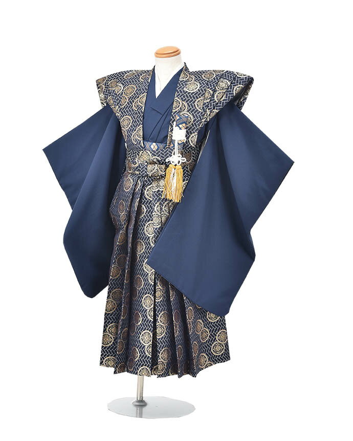 商品情報素材化繊身長110cm~120cmサイズ■肩裄：51cm ■袴丈:60cm（おへそからくるぶしまでの長さです。）※標準サイズに調整済みです。※簡単なサイズ調整（腰紐にて）が必要な場合があります。※小物はこちらでコーディネートさせて頂きます。掲載画像について実際の商品になるべく近い色を再現しておりますが、お客様のご覧になっているモニターや環境により、実際の色・質感等が若干異なる場合がございます。ご容赦下さいませ。セット内容1、羽織　2、着物　3、袖なし襦袢　4、袴　5、角帯6、羽織紐　7、扇子　8、かいけん　9、お守り　10、草履　11、足袋　12、腰紐（2本）　13、サスペンダー※こちらの商品は裃ですので羽織はつきません【七五三レンタル】5才袴 5歳児袴 羽織り袴 袴羽織りセット 羽織袴 110cm~120cm 5歳裃・紺金紋 男の子 5歳着物 裃 着物レンタル5 子供着物 お正月 お祝い着物 キッズ 753 七五三 5歳 子供七五三 5歳児 フルセットレンタル 5歳用 着物 往復送料無料 新品足袋プレゼント 【七五三レンタル】5才袴 5歳児袴 羽織り袴 袴羽織りセット 羽織袴 110cm~120cm 5歳裃・紺金紋 男の子 着物レンタル5 お正月 お祝い着物 753 子供 フルセット 送料無料 足袋プレゼント 【レンタル】男らしい裃スタイルです！ 5歳の男のこにかっこいい！金襴の裃が凛々しい5歳を演出します！ かっこいいお着物で楽しい七五三をお迎え下さい。 ご利用日の2日前にお届けします。3