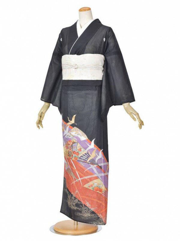 商品情報素材化繊サイズ裄/65.5cm　袖丈/49cm　前幅25cm　後幅/29.5cm　着丈160cm7号~13号身長145cm~155cm掲載画像について実際の商品になるべく近い色を再現しておりますが、お客様のご覧になっているモニターや環境により、実際の色・質感等が若干異なる場合がございます。ご容赦下さいませ。コーディネートについて画像とは異なる帯のコーディネートになる場合があります。帯・小物はこちらでコーディネートさせていただきます。【レンタル】夏用留袖 絽留袖 夏結婚式着物 新郎母着物 新婦母着物 親族着物 リゾートウエディング 絽豪華 7月8月結婚式 送料無料 フルセットレンタル 足袋プレゼント 【レンタル】夏用留袖 絽留袖 夏結婚式着物 新郎母着物 新婦母着物 親族着物 リゾートウエディング 絽豪華 7月8月結婚式 送料無料 フルセットレンタル 足袋プレゼント 【レンタル】絽の豪華な留袖です。 絽の中でも明るい色調の豪華に映えます！ 絽の黒留袖です。こちらの商品は夏用の着物となります。絽とは薄く透き通った素材の着物生地7月・8月の盛夏のご利用におすすめです。付属の帯小物は夏用のものをセット致します。 ご利用日の2日前にお届けします。 3