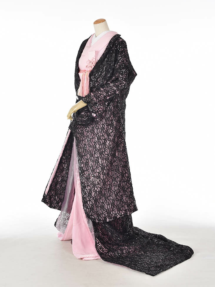 商品情報サイズ■身長150cm~165cm位7号〜13号掲載画像について実際の商品になるべく近い色を再現しておりますが、お客様のご覧になっているモニターや環境により、実際の色・質感等が若干異なる場合がございます。ご容赦下さいませ。コーディネートについて※小物は着物に合わせてコーディネートさせて頂きます。セット内容1) 色打掛 2) 掛下{白}3) 掛下帯 4) 帯揚げ 5) 長襦袢 6)帯締め 7) 肌着（きものスリップ) 8) 懐剣 9) 抱え帯 10) 帯板（前板/後板） 11) コーリンベルト　12) 三重仮紐　13) 腰紐6本　14) 帯枕　15) 伊達締め2本 16)足袋 17)扇子 18)草履 19)角隠し【レンタル】色打掛 花嫁衣裳 和装 神社挙式 結婚式 打掛 披露宴 黒 レース 夏婚 和婚 フルセットレンタル 和装前撮り 往復送料無料 7日間レンタル オーガンジー 【レンタル】色打掛 花嫁衣裳 和装 神社挙式 結婚式 打掛 披露宴 黒 レース 夏婚 和婚 フルセットレンタル 和装前撮り 往復送料無料 7日間レンタル オーガンジー 【レンタル】黒のレースにピンクの掛下が個性的！ スパンコールがキラキラ、お披露宴を華やかに演出します。 ご利用日の5日前にお届けします。前撮りやフォトウエディングにもゆっくりご利用いただけます。サイズ13号位まで身長150cm~165cm位まで色打掛のサイズの詳しくは電話・メールでお気軽にお問合せ下さい。0277-45-2548 ご利用日の5日前にお届けします。3