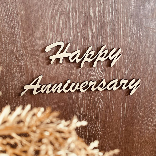 レターバナー ハッピーアニバーサリー 記念日 おしゃれ 木製 飾り 壁飾り Happy Anniversary お祝い 筆記体 ウッドバナー wood banner ガーランド 壁 高さ5cm 厚さ4mm MDF 抜き文字 彫刻 オリジナル 両面テープ付き 送料無料 3