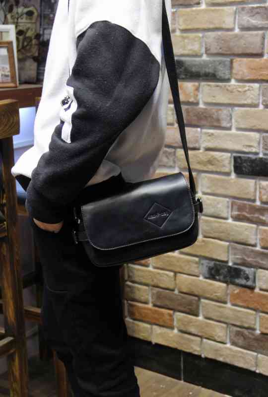 【カラー】ブラック【サイズ表記】縦16cm 横23cm【素材】合成革皮(PU)【季節】春 夏 秋 冬 ショップのご紹介 当店はファッションブランド通販ストアですお客様第一のお気持ちで商品サービスを提供しております当店では沢山のメンズファッションアイテム取扱しておりますこちらのバッグと関連するバッグでは ボディバッグ ウエストポーチ ワンショルダーバッグ も取扱しております是非ご確認くださいませ どんなバッグを扱ってるの？当店ではシンプルやワンポイント違う他と被らないバッグを多数取扱しております個性的で相性抜群な おしゃれ オシャレ お洒落 きれいめ 大人 かっこいい 大人かっこいい クール 男性 男の子 定番 珍しい 上品 上質 人気 おすすめ トレンド 新商品 新作 2023 2024 を 豊富 な バリエーション で お手頃 プチプラ お安く 激安 SNS 海外 モデル 俳優 芸能人 インスタグラム インスタ インスタグラマー インスタ映え ファッション バック などをお取り扱いしております是非バリエーションからお選びをお楽しみくださいませ どんな体型に向いてるの？当店ではさまざまな体型に向けてサイズや号数展開をしております身長では 150 155 160 165 170 175 180 185 190 195 200 cm に対応しており 5L 10L 15L 20L 25L 30L 35L 40L 45L 50L 55L 60L 65L 70L 75L といろいろな方々に使用いただけますよう多数お取り扱いしておりお客様のお悩みを解決させていただきます どんな年代が使えるの？当店では幅広い世代に向けてバッグを展開しております老若男女問わず 10代 20代 30代 40代 50代 60代 70代 対応 学生 高校生 大学生 お兄さん セクシー ガイ クールガイ シニア世代 ミレニアル世代 Z世代 と幅広い年代に向けてアイテムを展開中でございます どんなシーズンで使えるの？当店ではオールシーズンに使えるバッグを展開しております季節では 春 夏 秋 冬 オールシーズン 春夏 夏秋 秋冬 冬春 春鞄 夏鞄 秋鞄 冬鞄 鞄 春物 夏物 秋物 冬物 年中 季節 春用 夏用 秋用 冬用 と年中使えるようなバッグを展開中でございます どんなシーンで使えていけるの？当店ではいろいろなシーンで使えて行けるバッグを用意しております使えるシーンでは 父の日 クリスマス 誕生日 ギフト プレゼント 結婚式 飲み会 入学式 卒業式 同窓会 記念日 デート 旅行 通勤 通学 サラリーマン フォーマル 職場 会社 オフィス 普段使い 普段着 お出かけ キャンパス スクール 学校 テーマパーク トレーニング サマー デイリー ブライダル 仕事 スポーツ アウトドア プライベート カジュアル キャンプ コーデ コーディネート コストパフォーマンス コスパ ストレッチ スマート 韓国 韓国ファッション 韓国風 男子 と大切な場面で使用でき 高級 魅せる 高級感 男子力 特徴 清潔感 清潔 清楚 清楚感 印象 好感度 UP カッコイイ 北海道 といった印象を与えて自身を魅力的に見せることができるアイテムです どんな着こなしできるの？お客様のお好みなコーディネートや着こなしいただけます例えば 大容量 軽量 軽め 軽い 効果 way 2way 3way 機能性 らくらく 大きめ 小さめ 大きいサイズ ゆったり iPad タブレット ノートPC ノートパソコン といったお好きなコーデなどでコーディネートお楽しみいただけます どんなカラーや柄を取り扱ってるの？当店ではお客様の要望に合わせて沢山のカラーや柄を用意しております色では ホワイト イエロー オレンジ ピンク レッド ベージュ シルバー ゴールド グレー パープル ブラウン グリーン ブルー ブラック マルチカラー ネイビー カーキ ワインレッド 透明 黒 白 赤 紺 藍 黄 緑 青 茶 水 灰 色 とたくさんお取り扱いしており 無地 ロゴ 総柄 ワンポイント カモフラージュ 迷彩 プリント ストライプ チェック ヘビ ライン 星 グラデーション ボーダー 刺繍 ペイズリー ドット 水玉 幾何柄 キャラクター 地図 スカル といったお客様の好みに応じた物を多数お取り扱いしております他と被らない色や形個性的で豊かで面白いデザイナーズや単色もたくさん展開しております どんなジャンルのバッグがあるの？当店ではお客様のご要望に合わせて沢山の種類やテイストを豊富に用意しておりますファッションテイストでは シンプル スポーティ ストリート アメカジ キレカジ ビジネス ミリタリー ナチュラル モード セレカジ エレガント レトロ クラシカル ビンテージ風 トラッド 原宿系 マニッシュ ガーリー カジュアルコーデ オフィスカジュアル 重ね着 Aライン エレガンス ベーシック お腹 選べる オールコーデ デザイン とたくさん豊富にお取り扱いしておりサイズ感ではお客様の要望に合わせて用意しており セット 柄 派手 イケメン オリジナル 防水 防滴 綺麗 綺麗め 綺麗系 他と被らない からお好みお選びいただけてお楽しみいただけます是非ご確認くださいませ どんな生地や素材があるの？当店では沢山の生地や素材をお取り扱いしております素材では ナイロン ポリエステル 本革 合皮 フェイクレザー 帆布 キャンバス 綿 コットン デニム ツイル アクリル キャメル ウール 麻 リネン エナメル キルト ジャガード ニット ボア コーデュロイ レーヨン スウェット 革 皮 牛革 布 頒布 本革風 とさまざまな肌に優しい素材をお取り扱いしており 持ちやすい 疲れにくい ブランド メンズファッション 個性的 高品質 生地 CN 日本製 撥水 スマートフォン対応 UVカット 吸湿発熱 ファスナー マグネット ベルトと金具 面ファスナー プッシュロック と機能性豊かに兼ね揃えております 斜め掛け 肩掛け 日帰り 1泊 2泊 3泊 4泊 5泊 6泊 令和 自立 とメンテナンスできます気持ちいい肌触りの生地がありますためお選びくださいませ どんなイベントやキャンペーンをしているの？当店ではさまざまなサービスキャンペーンセールを実施しておりますサービスやキャンペーンでは あす楽 あすらく 即納 速達 予約 楽天 クーポン ポイント 入荷済 OFF セール お得 特価 送料無料 メール便 ネコポス イベント 企画 キャンペーン SALE セール価格 ランキング 安い 割引 新製品 新品 正規 流行 流行り 話題 即日配送 翌日 など楽しいイベントを毎週開幕中です是非ご利用くださいませ またお得なクーポンも発行しております是非活用くださいませ詳しくは当店のカテゴリページをご参考くださいませ オシャレをさらに楽しく♪ 今日も良い1日を！【カラー】ブラック【サイズ表記】縦16cm 横23cm【素材】合成革皮(PU)【季節】春 夏 秋 冬 ショップのご紹介 当店はファッションブランド通販ストアですお客様第一のお気持ちで商品サービスを提供しております当店では沢山のメンズファッションアイテム取扱しておりますこちらのバッグと関連するバッグでは ボディバッグ ウエストポーチ ワンショルダーバッグ も取扱しております是非ご確認くださいませ どんなバッグを扱ってるの？当店ではシンプルやワンポイント違う他と被らないバッグを多数取扱しております個性的で相性抜群な おしゃれ オシャレ お洒落 きれいめ 大人 かっこいい 大人かっこいい クール 男性 男の子 定番 珍しい 上品 上質 人気 おすすめ トレンド 新商品 新作 2023 2024 を 豊富 な バリエーション で お手頃 プチプラ お安く 激安 SNS 海外 モデル 俳優 芸能人 インスタグラム インスタ インスタグラマー インスタ映え ファッション バック などをお取り扱いしております是非バリエーションからお選びをお楽しみくださいませ どんな体型に向いてるの？当店ではさまざまな体型に向けてサイズや号数展開をしております身長では 150 155 160 165 170 175 180 185 190 195 200 cm に対応しており 5L 10L 15L 20L 25L 30L 35L 40L 45L 50L 55L 60L 65L 70L 75L といろいろな方々に使用いただけますよう多数お取り扱いしておりお客様のお悩みを解決させていただきます どんな年代が使えるの？当店では幅広い世代に向けてバッグを展開しております老若男女問わず 10代 20代 30代 40代 50代 60代 70代 対応 学生 高校生 大学生 お兄さん セクシー ガイ クールガイ シニア世代 ミレニアル世代 Z世代 と幅広い年代に向けてアイテムを展開中でございます どんなシーズンで使えるの？当店ではオールシーズンに使えるバッグを展開しております季節では 春 夏 秋 冬 オールシーズン 春夏 夏秋 秋冬 冬春 春鞄 夏鞄 秋鞄 冬鞄 鞄 春物 夏物 秋物 冬物 年中 季節 春用 夏用 秋用 冬用 と年中使えるようなバッグを展開中でございます どんなシーンで使えていけるの？当店ではいろいろなシーンで使えて行けるバッグを用意しております使えるシーンでは 父の日 クリスマス 誕生日 ギフト プレゼント 結婚式 飲み会 入学式 卒業式 同窓会 記念日 デート 旅行 通勤 通学 サラリーマン フォーマル 職場 会社 オフィス 普段使い 普段着 お出かけ キャンパス スクール 学校 テーマパーク トレーニング サマー デイリー ブライダル 仕事 スポーツ アウトドア プライベート カジュアル キャンプ コーデ コーディネート コストパフォーマンス コスパ ストレッチ スマート 韓国 韓国ファッション 韓国風 男子 と大切な場面で使用でき 高級 魅せる 高級感 男子力 特徴 清潔感 清潔 清楚 清楚感 印象 好感度 UP カッコイイ 北海道 といった印象を与えて自身を魅力的に見せることができるアイテムです どんな着こなしできるの？お客様のお好みなコーディネートや着こなしいただけます例えば 大容量 軽量 軽め 軽い 効果 way 2way 3way 機能性 らくらく 大きめ 小さめ 大きいサイズ ゆったり iPad タブレット ノートPC ノートパソコン といったお好きなコーデなどでコーディネートお楽しみいただけます どんなカラーや柄を取り扱ってるの？当店ではお客様の要望に合わせて沢山のカラーや柄を用意しております色では ホワイト イエロー オレンジ ピンク レッド ベージュ シルバー ゴールド グレー パープル ブラウン グリーン ブルー ブラック マルチカラー ネイビー カーキ ワインレッド 透明 黒 白 赤 紺 藍 黄 緑 青 茶 水 灰 色 とたくさんお取り扱いしており 無地 ロゴ 総柄 ワンポイント カモフラージュ 迷彩 プリント ストライプ チェック ヘビ ライン 星 グラデーション ボーダー 刺繍 ペイズリー ドット 水玉 幾何柄 キャラクター 地図 スカル といったお客様の好みに応じた物を多数お取り扱いしております他と被らない色や形個性的で豊かで面白いデザイナーズや単色もたくさん展開しております どんなジャンルのバッグがあるの？当店ではお客様のご要望に合わせて沢山の種類やテイストを豊富に用意しておりますファッションテイストでは シンプル スポーティ ストリート アメカジ キレカジ ビジネス ミリタリー ナチュラル モード セレカジ エレガント レトロ クラシカル ビンテージ風 トラッド 原宿系 マニッシュ ガーリー カジュアルコーデ オフィスカジュアル 重ね着 Aライン エレガンス ベーシック お腹 選べる オールコーデ デザイン とたくさん豊富にお取り扱いしておりサイズ感ではお客様の要望に合わせて用意しており セット 柄 派手 イケメン オリジナル 防水 防滴 綺麗 綺麗め 綺麗系 他と被らない からお好みお選びいただけてお楽しみいただけます是非ご確認くださいませ どんな生地や素材があるの？当店では沢山の生地や素材をお取り扱いしております素材では ナイロン ポリエステル 本革 合皮 フェイクレザー 帆布 キャンバス 綿 コットン デニム ツイル アクリル キャメル ウール 麻 リネン エナメル キルト ジャガード ニット ボア コーデュロイ レーヨン スウェット 革 皮 牛革 布 頒布 本革風 とさまざまな肌に優しい素材をお取り扱いしており 持ちやすい 疲れにくい ブランド メンズファッション 個性的 高品質 生地 CN 日本製 撥水 スマートフォン対応 UVカット 吸湿発熱 ファスナー マグネット ベルトと金具 面ファスナー プッシュロック と機能性豊かに兼ね揃えております 斜め掛け 肩掛け 日帰り 1泊 2泊 3泊 4泊 5泊 6泊 令和 自立 とメンテナンスできます気持ちいい肌触りの生地がありますためお選びくださいませ どんなイベントやキャンペーンをしているの？当店ではさまざまなサービスキャンペーンセールを実施しておりますサービスやキャンペーンでは あす楽 あすらく 即納 速達 予約 楽天 クーポン ポイント 入荷済 OFF セール お得 特価 送料無料 メール便 ネコポス イベント 企画 キャンペーン SALE セール価格 ランキング 安い 割引 新製品 新品 正規 流行 流行り 話題 即日配送 翌日 など楽しいイベントを毎週開幕中です是非ご利用くださいませ またお得なクーポンも発行しております是非活用くださいませ詳しくは当店のカテゴリページをご参考くださいませ オシャレをさらに楽しく♪ 今日も良い1日を！