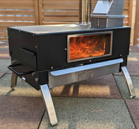 サイズ（使用時） 高さ33cm×横42cm×奥行27cm　煙突含む高さ約1.9m（煙突の長さ約1.5m） サイズ（収納時） 高さ25cm×横42cm×奥行27cm 重量 本体のみ：約9kg／組み立て時：約12kg オーブン庫内 高さ約7cm×横42cm×奥行25cm（市販のピザMサイズが約10分〜15分で焼き上がります） スペック 高温で寒い季節にピッタリなロケットストーブ。ピザ窯、トウモロコシ、お芋、フライパンを置けば炒め物まで。 ロストル 選べるロストル。「薪専用ロストル」または「ペレット専用ロストル」あなたはどちら派？？ 注意事項 モニターの発色具合によって実際の物と異なる場合がございます。SPRING VILLAGE nanakamado 本体+ペレット付組立がとにかく簡単。折り畳みの脚を広げ煙突を差しこみロストルをセットするだけ。簡単に設置が完了します。 暖炉用ストーブとしてはもちろん！ 上面はコンロとなっておりフライパン・鍋などの調理器具が仕様出来ます。 側面の丸いフタを開けると筒状のオーブンが登上！サツマイモをそのまま入れるだけで美味しい焼き芋が簡単に出来上がります。 下部は天火オーブンとなっておりピザ、鶏手羽、魚等の調理が可能です。