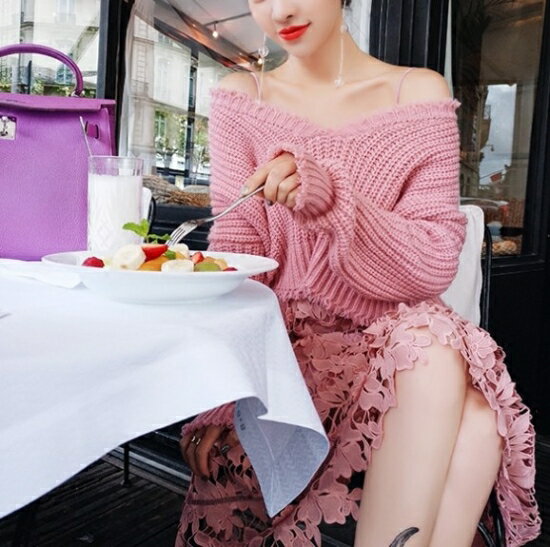 2018年秋冬の新作 レディース 3color フリンジ トリム Vネック ニット 今期トレンドのボヘミアン調のフリンジニット オーバーサイズでゆるふわのシルエット　こなれ感のある大人のニット