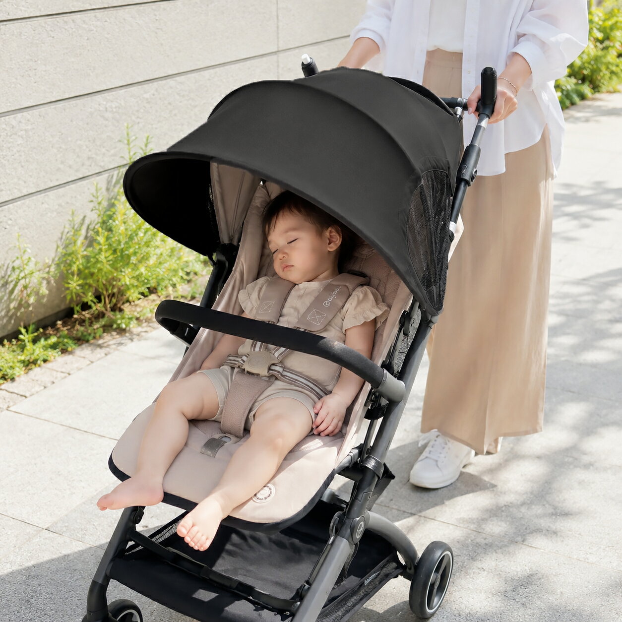 ロアジャパンの＼ 強い日差しから子供を守る！「紫外線99％カット」 ／ ベビーカー 日よけ カバー UVカット サンシェードメッシュ 赤ちゃん 夏用 UVカット 日除け カバー ベビーカーサンシェード 日よけカバー 暑さ対策 熱中症対策 紫外線対策 A型 B型 シェード ブラック｜アングル3