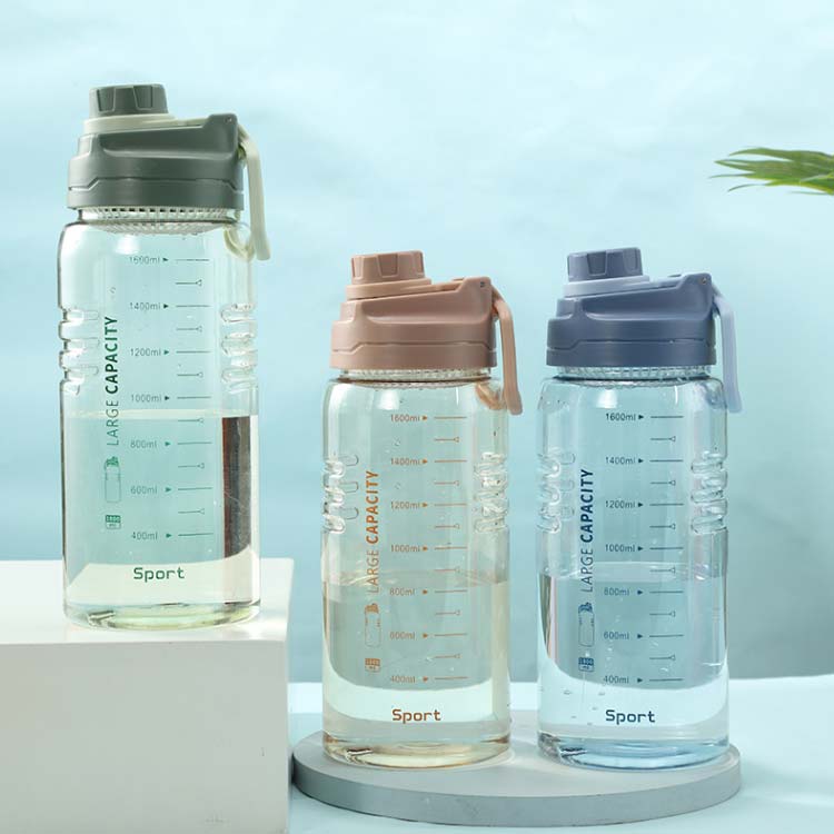 直飲み 水筒 ウォーターボトル 茶こし付き プラスチックボトル プレゼント 大容量 クリアボトル 散歩 ハンドル スポーツドリンク 持ち運び ボトル 目盛り マイボトル 洗いやすい 軽量ボトル オフィス 通勤 アウトドア ギフト 取っ手付き
