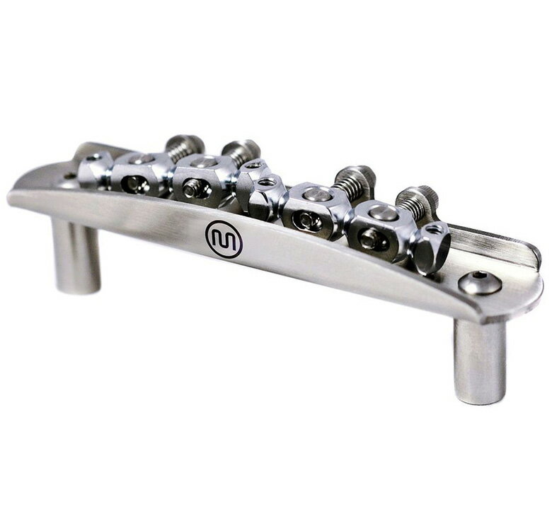 Mastery Bridge / Offset Bridge [M1] Mastery Bridgeは、Fender社のオリジナルフローティングスタイルのブリッジに一切の加工を施すことなく取り付けることのできるリプレイスメントブリッジです。 構成するパーツは全て最高級品質の非腐食性素材が使われており、錆びからブリッジを守ります。 ブリッジポストはヴィンテージ、モダンにかかわらずFenderスタイルのボディに完全にフィットします。弦から発せられた振動がボディへと伝わり、ギター全体を生かした美しい響きのある音色を実現します。 ■型名 : M1 ■弦間ピッチ (e to E) : 52mm ■Saddles ・ソリッドブラス製 (ハードクロムプレートフィニッシュ) [ハードクロムプレート] エンジンのピストンリングや油圧シリンダ、軸受の表面のような摩擦を軽減する必要がある部位に施されるメッキです。これは多くのブリッジに施されるフィニッシュよりも高価ですが、サドルで起きる弦との摩擦を低減することで、よりチューニングを安定させます。 ・6つの各サドルは4つのイントネーション調整ネジによって完全に独立して調整可能 ・4本の弦高調整ネジによってフィンガーボードのカーブに合わせた弦高調整が可能 ■Mounting Posts : 直径0.310inch (約7.874mm) ■対応モデル ・Jazzmaster ・Jaguar ・Mustang ・Bass VI ・Jag-Stang ・Telecaster (Bigsby搭載) ■Made in USA、正規輸入品 ※M1はFender USAをはじめとするアメリカ製(インチ規格)のギター用です。
