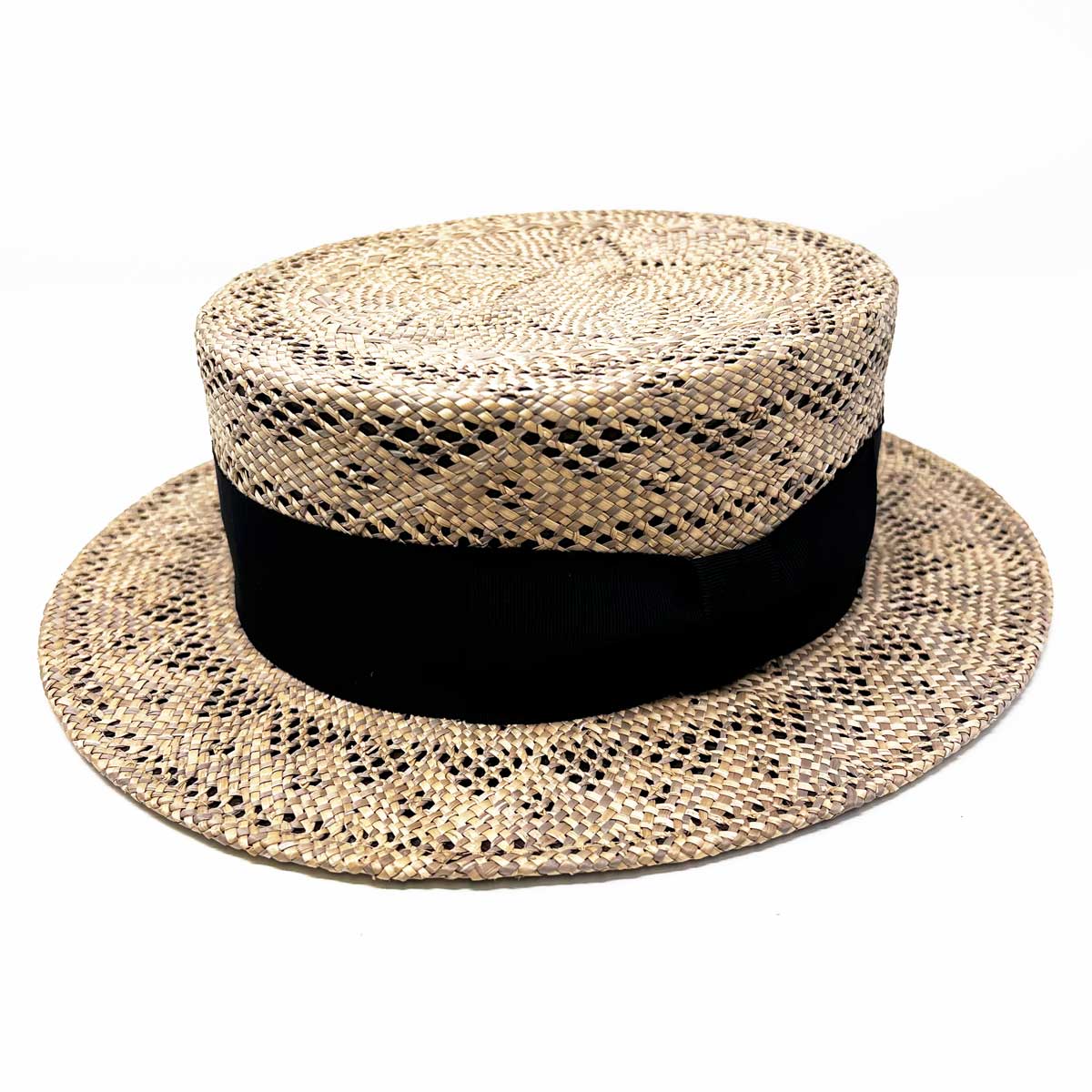 【商品説明】夏の軽装にぴったりな、マーライ草を用いたカンカン帽が入荷です。 個性的な柄編みの帽体と、ツヤの綺麗な帽体を2つ贅沢に使用し、奥行きの感じられるデザインです。 トラディショナルなシルエットにパンチの効いたカラーリングが、エドハットらしいイナセなお帽子です。 職人の手作業ならではの繊細な技巧と伝統を感じる素敵な仕上がりのお帽子です。 カラッとした素材感と軽い被り心地も暑い夏向け。 アロハなどの柄シャツのカジュアルスタイル、オーセンティックなワイシャツスタイル、はたまた浴衣などの和装にもぜひおすすめしたい逸品です。 形 カンカン帽（キャノティエ/キャノチエ） テイスト カジュアル（普段使い/定番） カラー ブラウン（茶）/ライトブラウン/ダークブラウン 柄 総柄 原産国 日本（Japan） 素材 麻・リネン サイズ サイズ：59.5cm(サイズ調整アジャスター付)/高さ：8.5cm/ブリム：6cm/原産国：日本製/素材：天然草木100％ MENS/LADIES メンズ（男性）/ユニセックス（男女兼用） シーズン 春夏・夏 年度 2023 お手入れ方法 ・水洗い不可・片手でブリムを持つと変形の原因となりますので必ず両手でお持ち下さい。・汚れが付いた場合は固く絞った布で優しく拭き取って下さい。・長期間保管する場合は形を整えて箱に入れ防虫剤や湿気取りなどと一緒に保管して下さい。・手作業で製作されており繊細な素材を使用しておりますので引っ張ったり物を重ねて置かないでください。 EDOHAT(エドハット)について 1918年東京の城下町、日本橋にて創業。江戸の文化とともに歩んできたブランド。 長年培ったノウハウを引き継ぎ現代に見合うモノ作りの大切さ、未来へ羽ばたく一つのキッカケとして、エドハットがスタートしました。 ED HAT(エドハット）の売りでもある、スタンダード、シンプル、ベーシックをコンセプトに、 品質にこだわり、出来る限り国内の職人にて作り上げる「日本製」でのモノ作りを心掛けています。 頭のてっぺんに乗せる一番大切なもの！ 「粋でイナセであってほしい」そんな思いで帽子を制作されているそうです。（公式紹介文より）