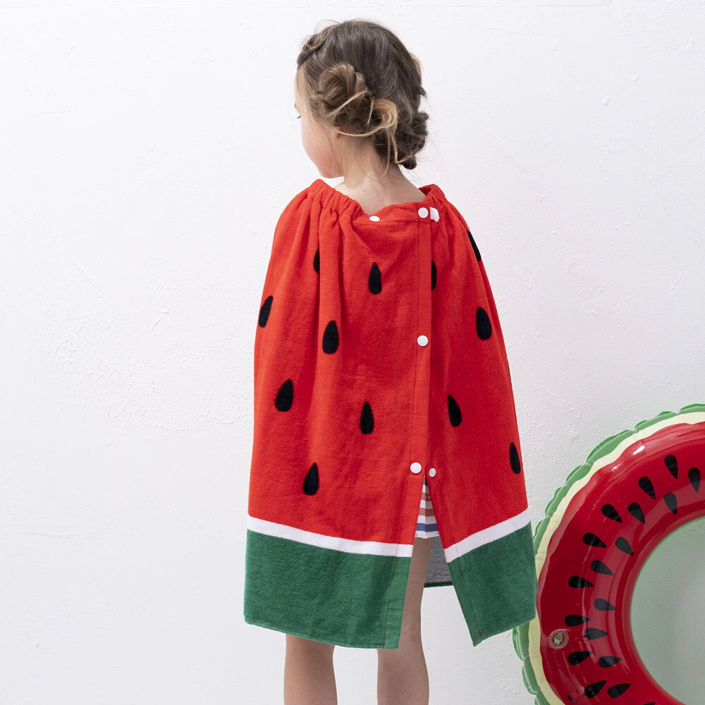 子供服マナマナ-キッズ&ベビー服のラップタオル キッズ 女の子 小学生 子ども ネームタグ付き 巻きタオル スイカ いちご スイカ柄 苺柄 フルーツ柄 60cm丈 綿100％ 子供用 タオル マキタオル ラップドレス ドレスタオル ゴム入り お風呂上がり プールタオル スイミング プール タオル 海水浴 着替え 黄 赤｜アングル3