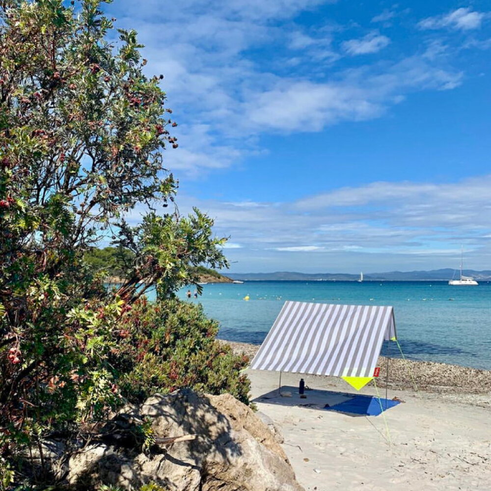 fatboyファットボーイ beach tent ビーチテント  ホワイト ブラウン ストライプ 縞々 縞模様 Miasun Biarritz おしゃれ 海外 UVカット 日焼け止め かわいい 公園 海 お庭 ピクニック キャンプ アウトドア Instagram 折畳み ポーチ 収納 砂浜 日光浴 日よけ