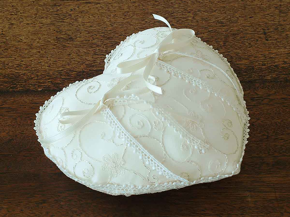 リングピロー 完成品 ハート型（ウエディング ウェディング ブライダル 花嫁 結婚式 挙式 ピロー ウェディング小物 ウエディング小物 アクセサリー）[Z03] 【送料無料】 2