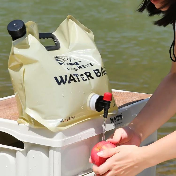 キャンプ 給水袋 2点セット 回転式コック ウォータータンク 窓付き ウォーターバッグ 8L 大口径 自立式 折り畳み式 頑丈 コンパクト アウトドア 非常用貯水 防災 お釣り ウォータージャグ