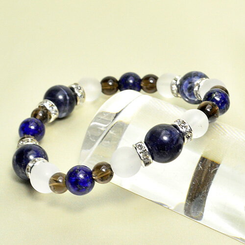 天然石 パワーストーン 使用した天然石 ソーダライト　　　　10ミリ玉 ラピスラズリ　　　　8ミリ玉 フロスト水晶　　　　8ミリ玉 スモーキークォーツ　6ミリ玉 ロンデル金具 ＊ゴムを使用しております。 &nbsp; ※画像の天然石 パワーストーンについて パソコン、モニターの環境によって若干色合いなどが変わることがございますので、ご了承下さいませ。 できる限り実際の商品の色合いに近づけておりますので、 ご安心下さい。 カテゴリー パワーストーン 天然石 置き物 ブレス ブレスレット ブレスレット ペアブレスレット パワーストーン 天然石 メンズ レディース 数珠 ブレス パワーストーンブレスレット パワーストーンブレス 天然石ブレスレット 天然石ブレス メンズブレス 男性 女性 男性用 女性用 男女 男女兼用 ユニセックス 腕輪 デザインブレスレット デザインブレス 腕飾り 腕かざり ゴム ゴムブレス ゴムブレスレット バングル アジャスター付き アクセサリー ギフト プレゼント 贈り物 冠婚葬祭 結婚式 パーティー フォーマル カジュアル ビジネス ドレスアップ 入園式 入学式 卒園式 卒業式 恋愛 恋愛運 結婚運 出会い 金運 仕事運 お守り 厄除け 魔除け 幸運 強運 幸福 開運 癒し 浄化 ストレス解消 目標達成 家庭円満 合格祈願 フェミニン ガーリー かわいい 可愛い かっこいい おしゃれ シンプル デザイン 誕生石 高級石 メール便 DM便 レビュー特典 送料無料あり 人気 重ねづけ 重ね付け キャラクター モチーフ 贈呈用 バレンタインデー ホワイトデー 無料ラッピング 父の日 金運 財運 成功祈願 厄除け 浄化 癒し 幸運 幸福 恋愛 家庭 冨 人間関係 目標達成 勝負【ソーダライト】 "知性の石"と呼ばれ、知性を高めて洞察力を養い 豊かな想像力を助けて成功へと導いてくれるといわれています。 チャレンジ精神と自信を与え、受験や学業のお守りに用いられるパワーストーンでもあります。 【ラピスラズリ】 邪気を退けるパワーをもち、外部からの邪気だけでなく自身の心の邪念も退け、 怒りや嫉妬などを払いのけ、危険を回避してくれます。 また判断力を高めるため、進むべき道に迷った時などに身につけると良いでしょう。 【フロスト水晶】 古くから厄除け、祈祷や浄霊に用いられ、お守りとしての歴史がある水晶に艶消しの加工を施し、 表面を不透明にしたものです。 「幸運・恋愛運・仕事運・金運・癒し」など調和を生み出し あらゆるネガティブなエネルギーから持ち主の身を守ってくれるでしょう。 【スモーキークォーツ】 財産運や不動産運、癒し効果、緊張を和らげるリラックス効果があるとされ、 浄化作用の高い水晶の中でも特にパワーが高く「陰」や「邪」の 気を吸収・浄化する力が強いといわれています。 またひらめきを与え、成功への土台を築くようにサポートしてくれるはずです。 &nbsp;