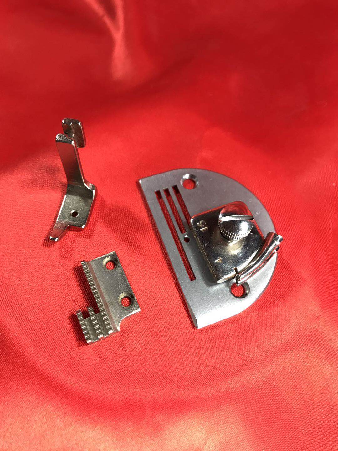 モデルNO−SSM-NB-14B型　特注ビニールバインダー（1本針本縫いミシン用）四つ折り　テープ幅は16mmです。仕上がりは4mmです。