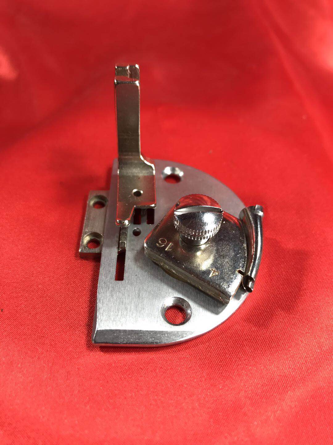 モデルNO−SSM-NB-14B型　特注ビニールバインダー（1本針本縫いミシン用）四つ折り　テープ幅は16mmです。仕上がりは4mmです。