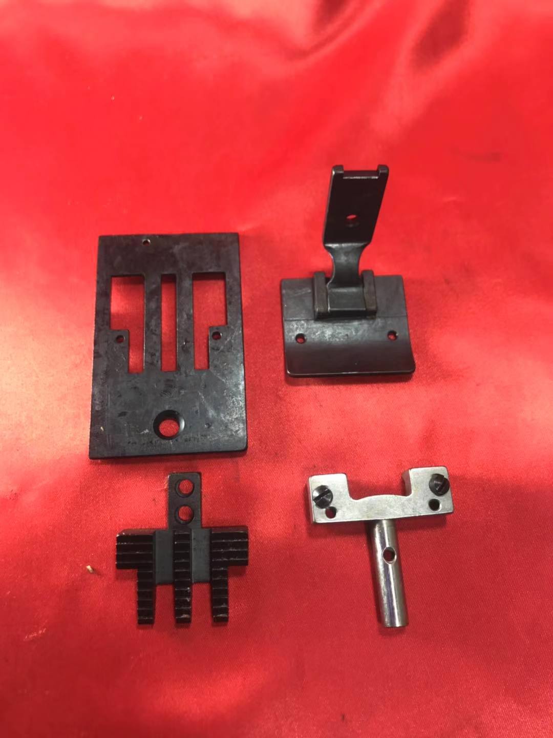 【新古品】シンガー 112W145 ゲージセットサイズ　1　　内容品：針板+押え+送り歯+針抱き