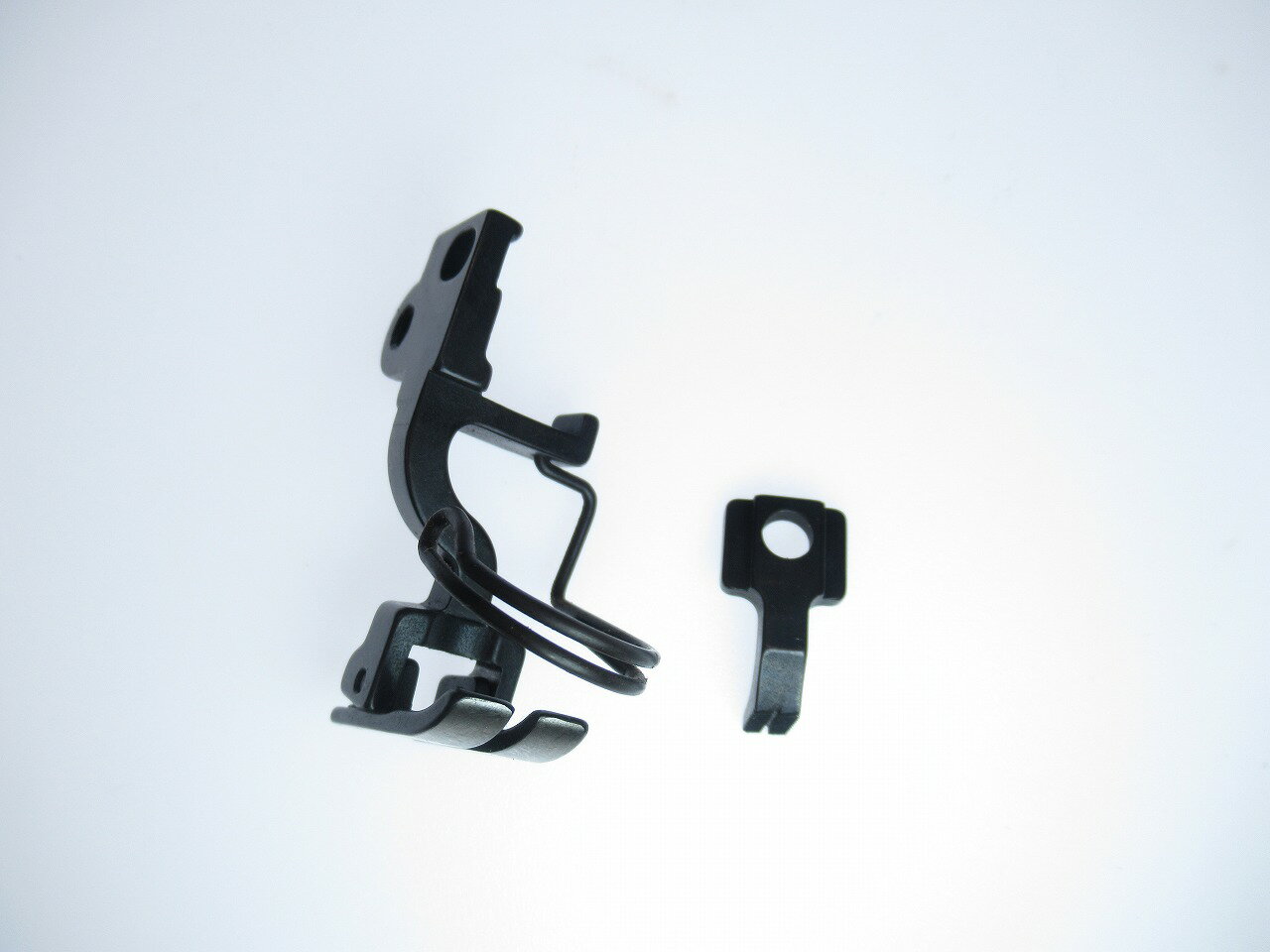 【新品】ジューキJUKI DLU-5490ステッチ用押え B1524-491-DAO とB3026-490-D00 これはセットの価格です。