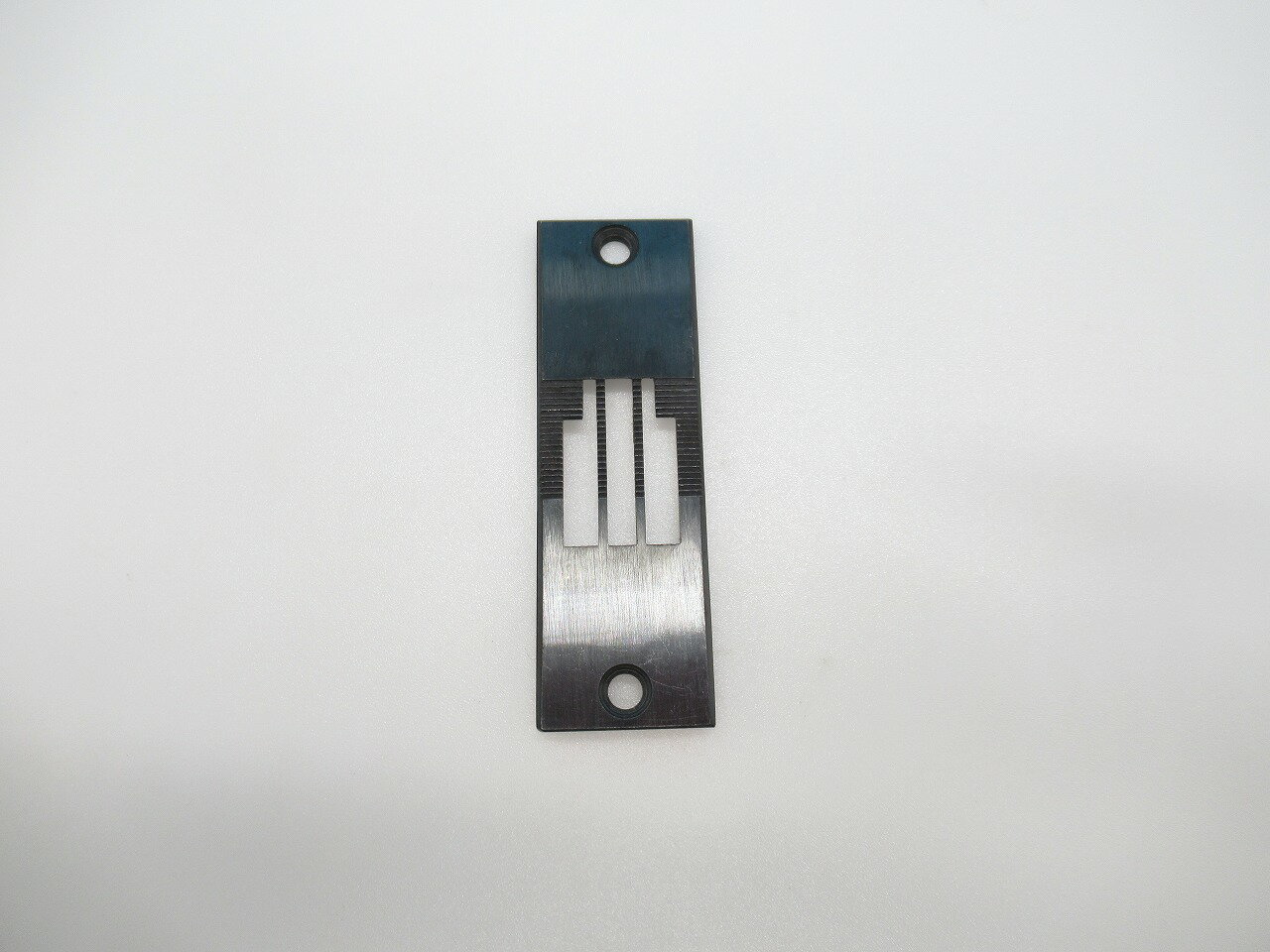 【中古品】純正品　JUKI　糸切り針板（P＝4）1/2　　部品番号：10131001