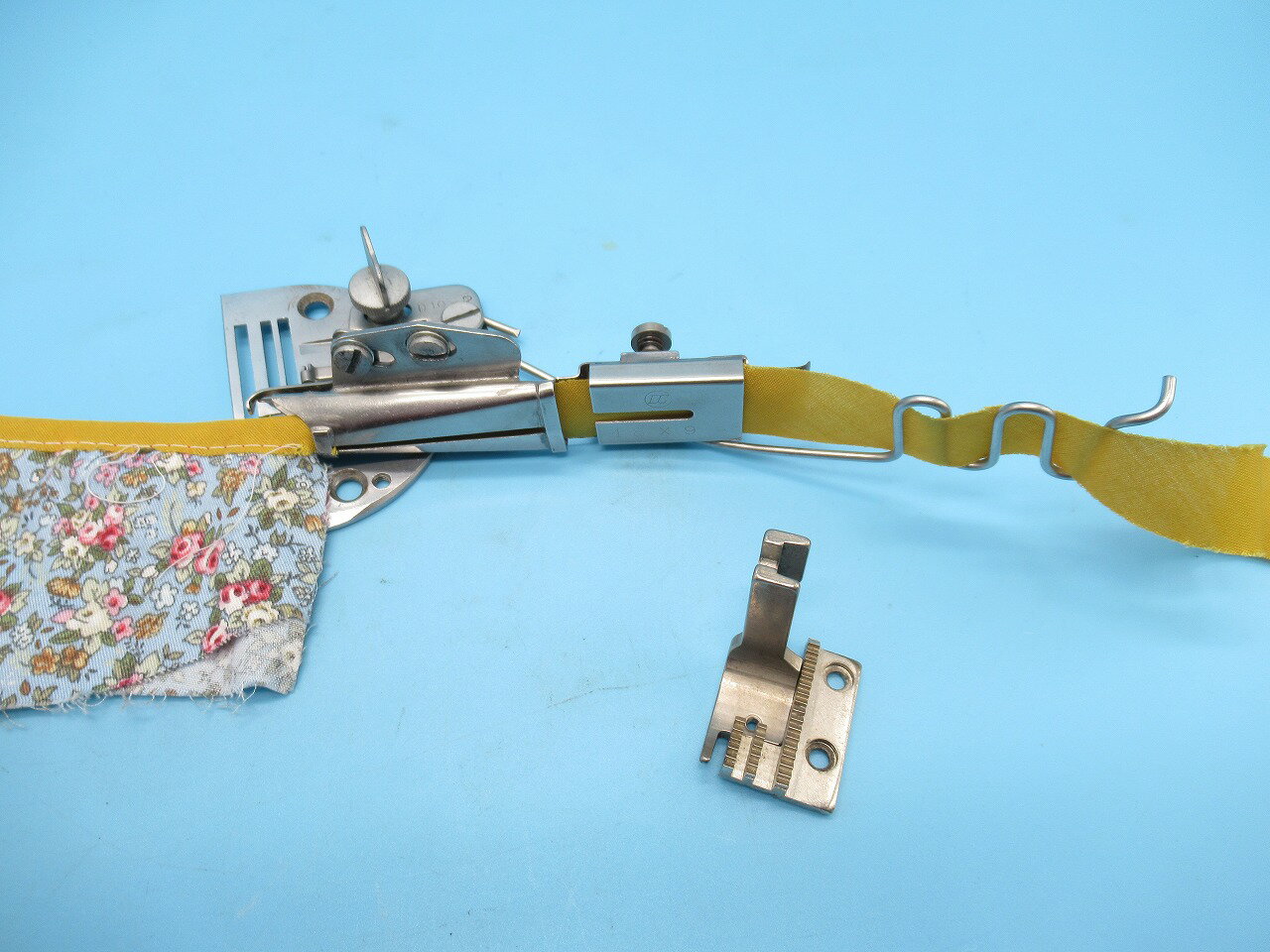 【中古品】大興　純正品　D10-2二ツ折シリーズ（調整式）カノコバインダー　針板（TPI-04）送り　押え付　テープ幅18mm　仕上がり幅9mm