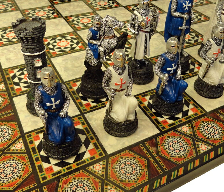 ※重さ:　約3.2 kg ※パッケージサイズ:　約43 x 43 x 10 cm ※輸入品です。 ※説明は英語表記になります。 ※海外からの配送の為、納期に遅延が発生する場合がございます。 ※Medieval Times Crusades Warrior Chess Set Blue & White Maltese Cross with 17" Mosaic Design Board