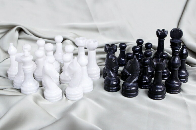※重さ:　約2.5 kg ※パッケージサイズ:　約35 x 35 x 11 cm ※輸入品です。 ※説明は英語表記になります。 ※海外からの配送の為、納期に遅延が発生する場合がございます。 ※RADICALn Marble Big Board Games Complete Black and White Chess Figures - Suitable for 16 - 20 Inches Chess Board - Antique 32 Chess Figures Set - Completely Marble Handmade Non-Wooden Chess Pieces