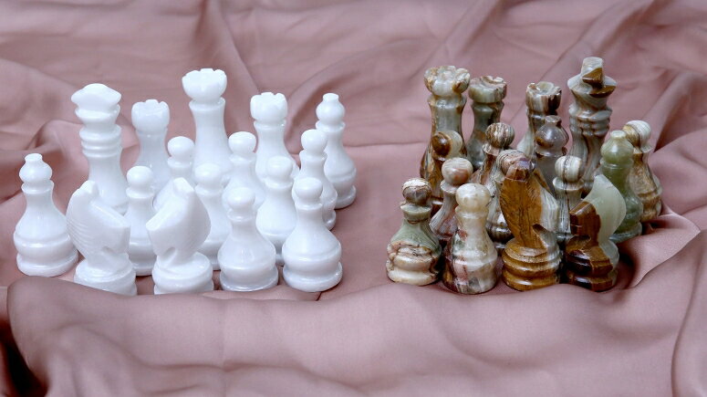 ※重さ:　約1.8 kg ※パッケージサイズ:　約36 x 36 x 9 cm ※輸入品です。 ※説明は英語表記になります。 ※海外からの配送の為、納期に遅延が発生する場合がございます。 ※RADICALn Marble Big Board Games Complete White & Green Onyx Chess Figures - Suitable for 16 - 20 Inches Chess Board - Antique 32 Chess Figures Set - Completely Marble Handmade Non-Wooden Chess Pieces