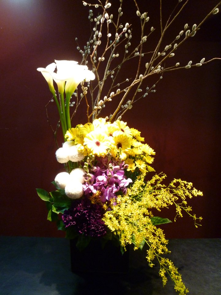サイズ：横25~40cm ×高さ50~100cm (サイズは目安です。花材や商品で異なります。) 器は変更になる場合がございます。 花材：画像を元に色、イメージでお作り致します。 雰囲気は崩さず制作いたしますが、 入荷状況で花材変更がございます。 お花の画像はお送りさせて頂きます。 画像をお送り出来るのは出荷終了後になります。