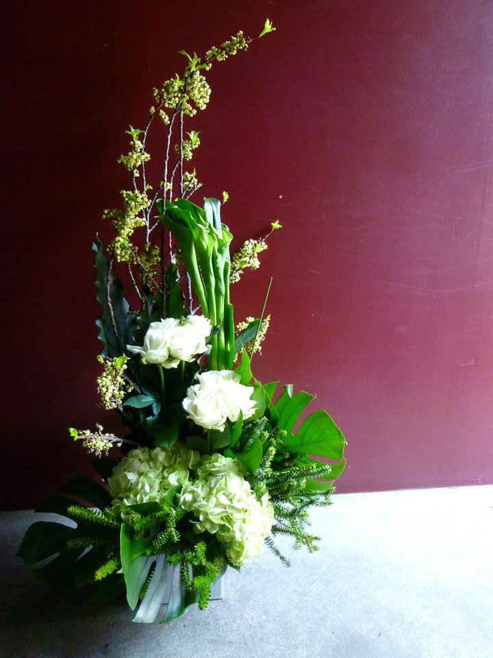 サイズ：横25~40cm ×高さ50~120cm (サイズは目安です。花材や商品で異なります。) 器は変更になる場合がございます。 花材：画像を元に色、イメージでお作り致します。 雰囲気は崩さず制作いたしますが、 入荷状況で花材変更がございます。 お花の画像はお送りさせて頂きます。