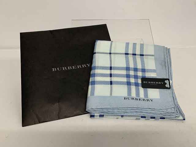 商品説明・状態 S A B C D E 使用感は少ない、未使用に近い>> 商品の状態ランクとは ? 未使用品同様の中古品です。目立った汚れやダメージなどはありません。写真にてご確認ください。 ※ 状態は、弊社基準により表記をさせて頂いております。※ リユース商品の為、表示しきれないダメージなどある場合もございます。※ 実店舗業務の運営上、質問にお時間をいただく場合や主観的なご質問にはお答えできかねる場合がございます。 サイズ 【たて】 : 57cm【横】 : 57cm素人採寸ですので、ご参考程度にお願いします。 付属品 ※ 出品商品はお写真に写るものが全てとなります。 ※ ハンガー・スタンド等、備品を用いて撮影している場合がございますが、備品は付属いたしません。 店舗名 朝日店 発送について ゆうパック、もしくは　佐川急便、ヤマト運輸(選択は出来ません)　元払のみの発送です。管理上その他の発送方法には、対応できません。お問い合わせは、ご遠慮願います。 同梱について ※ 発送の拠点が複数ございます。同梱できない場合は個別配送となりますので、ご容赦下さい。 ご注意事項 お写真は撮影時の状態です。 店頭にて併売しているお品はコンディションが変わる場合もございます。 購入時に著しくコンディションが変わってしまっている場合はご連絡いただければ真摯に対応致します。 お色・状態に関しては、モニター環境や、太陽光・室内ライトなどの環境により、見え方が違う事もございますので、ご理解頂ければ幸いです。 中古品ですのでノークレームノーリターンでお願い致します。 材質タグがある場合は、写真撮影しておりますので　そちらでご確認願います。 他店舗でも同時に販売しておりますので、売り切れの際は　ご容赦頂ければ幸いです。