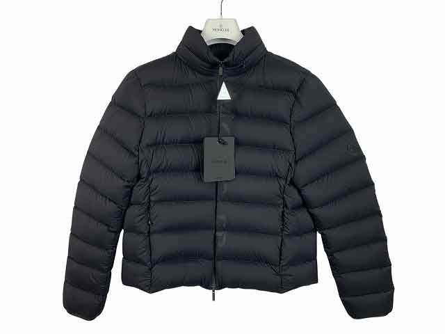 商品説明・状態 S A B C D E 使用感は少ない、未使用に近い>> 商品の状態ランクとは ? タグ付き・未使用品同様の中古品です。目立った汚れやダメージなどはありません。 ※ 状態は、弊社基準により表記をさせて頂いております。※ リユース商品の為、表示しきれないダメージなどある場合もございます。※ 実店舗業務の運営上、質問にお時間をいただく場合や主観的なご質問にはお答えできかねる場合がございます。 サイズ サイズ : 2【肩幅】 : 43cm【身幅】 : 50cm【着丈】 : 54cm【袖丈】 : 62cmすべて平置きでの採寸となっております。 素人採寸ですので、ご参考程度にお願いします。 付属品 ハンガー ※ 出品商品はお写真に写るものが全てとなります。 ※ ハンガー・スタンド等、備品を用いて撮影している場合がございますが、備品は付属いたしません。 店舗名 朝日店 発送について ゆうパック、もしくは　佐川急便、ヤマト運輸(選択は出来ません)　元払のみの発送です。管理上その他の発送方法には、対応できません。お問い合わせは、ご遠慮願います。 同梱について ※ 発送の拠点が複数ございます。同梱できない場合は個別配送となりますので、ご容赦下さい。 ご注意事項 お写真は撮影時の状態です。 店頭にて併売しているお品はコンディションが変わる場合もございます。 購入時に著しくコンディションが変わってしまっている場合はご連絡いただければ真摯に対応致します。 お色・状態に関しては、モニター環境や、太陽光・室内ライトなどの環境により、見え方が違う事もございますので、ご理解頂ければ幸いです。 中古品ですのでノークレームノーリターンでお願い致します。 材質タグがある場合は、写真撮影しておりますので　そちらでご確認願います。 他店舗でも同時に販売しておりますので、売り切れの際は　ご容赦頂ければ幸いです。