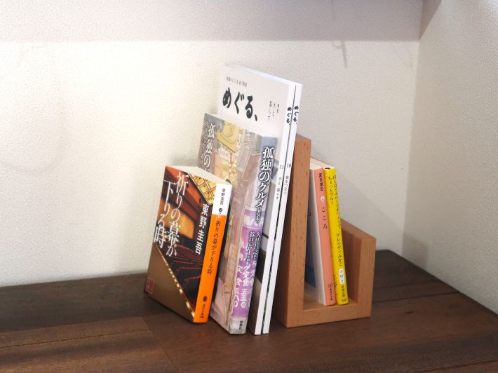 ブックエンド J型 木製 日本製 無垢 天然木 本立て ブックスタンド おしゃれ 卓上 机上 コの字型 シンプル ナチュラル かわいい モダン ウォールナット ...