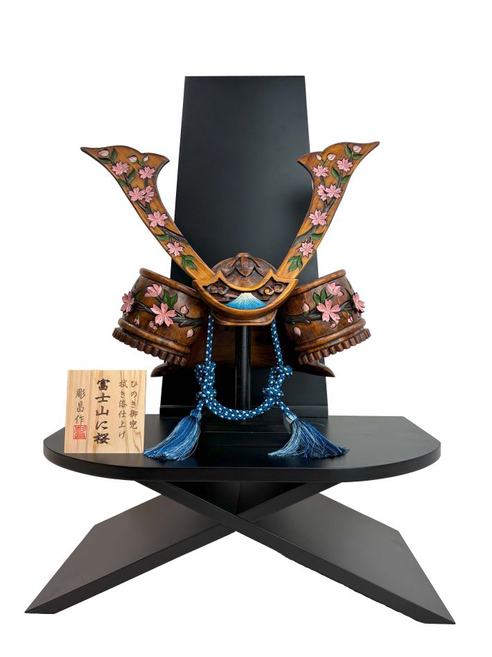 五月人形 兜 兜飾り五月人形兜 伊達正宗 木彫り兜 「ひのき 木彫り兜 富士山に桜 2点セット(兜,台付衝立)」 コンパクト おしゃれ 木 木製 彫刻 木彫り ...
