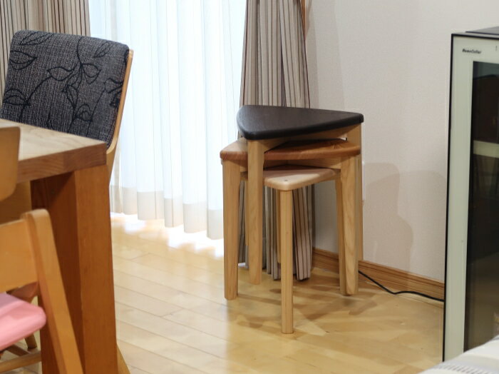 さんかくスツール 木製 三角 丸脚 ミニ(材:ウエンジ、ケヤキ、メープル、タモ) スタッキング 三角イス W37×D33×H34×座厚2cm ウレタン塗装仕上げ【日本製】【黒崎木工所】