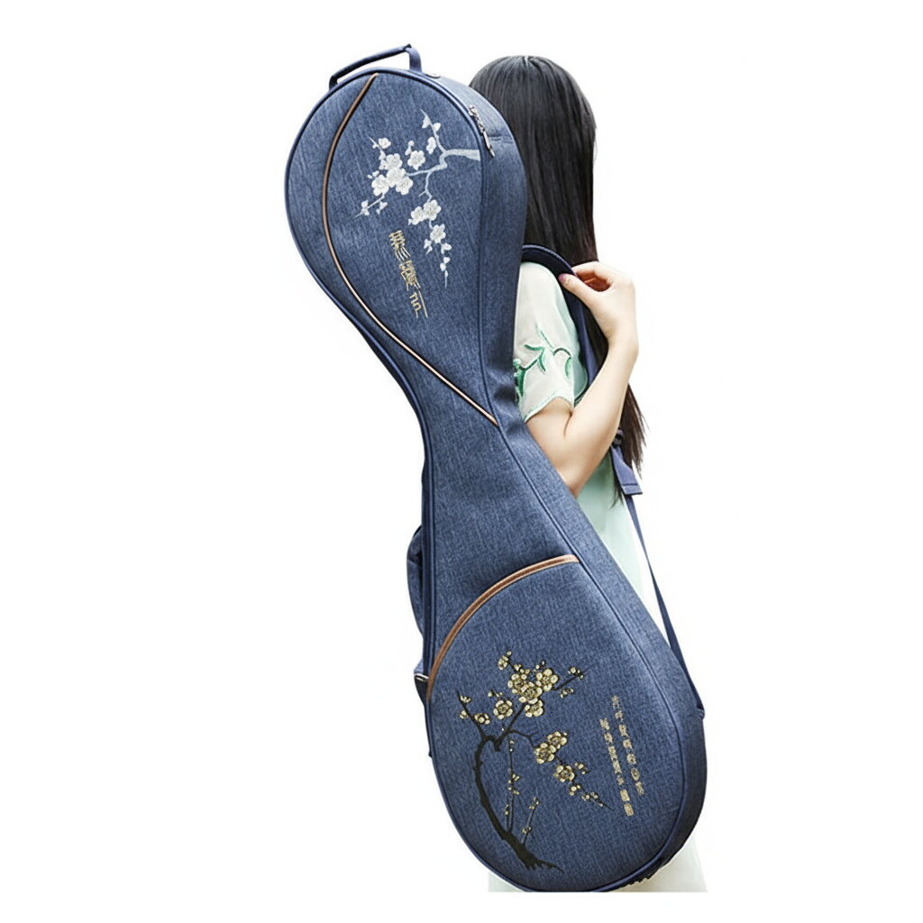 【商品特徴】 ◎肉厚で使い勝手の良い楽器ケース ◎肉厚なクッションにより愛用の楽器を衝撃から守ります。 ◎手提げとリュックスタイルで状況に合わせた柔軟な持ち運びも実現。 ◎収納ポケットが搭載されており、楽譜や教本や予備弦などを収納可能。 ◎ファッション性と機能性を兼ね備えた琵琶(ピーパー)用ケースです。 【商品スペック】 ◆素　材　厚手600Dオックスフォード（撥水効果） 中　部　15mmフォームパッドを採用（楽器を保護） ◆ケース　 ◎外　寸 約108×35×10cm ◎内　寸 約 92×27cm ◎重　量 　約1.17kg ※画像はイメージです。楽器は付属しておりません。