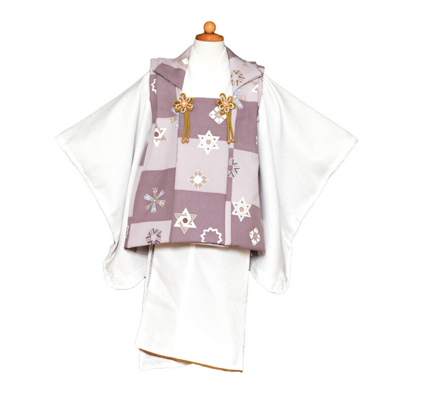 商品 〔七五三レンタル〕3歳　男の子　被布セットレンタル 　 備考 ■表地：高級ポリエステル100％ 　■身丈：76cm／肩裄：38cm／ 　　袖丈：49-56cm　 往復送料当ショップ負担にてレンタルいたします。（一部地域を除く） 素敵な七五三着物3歳男の子被布セットレンタルでお値段もとてもお値打ちにご紹介いたしております。 今オススメの1点です。 &nbsp; &nbsp; &nbsp;七五三のお参りは着物を着て最高のおしゃれ被布セット姿で参拝や写真撮影することをオススメします。名古屋貸衣装では七五三の着物で3歳の男の子レンタルフルセットで子供着物用小物セット・被布もついてお値打ち価格で借りることができます。高品質ハイクオリティーでレンタル着物をブランド七五三や高級七五三をネット限定でお安い価格で着物レンタルのご用意致しておりますので名古屋貸衣装を是非ご利用くださいませ。 &nbsp; 名古屋貸衣装では、七五三レンタを3歳の記念に素敵に着こなしてコーディネートもおしゃれに全国お値打ち価格で着物レンタル致しております。古典柄からモダン柄、最高級被布セット、を多彩に取り揃えてフルセットレンタルでお届けしております。着物でお困りの方は名古屋貸衣装の七五三着物三歳レンタルセットでお参りし、ご家族様やお譲様と素敵な記念日を祝福していただけます。 【商品】3歳男被布セットレンタルフルセット（着物レンタル小物セット無料レンタル付）3泊4日レンタル 【着用年齢】3歳七五三被布セットレンタル用着物男児です。 【対応サイズ】適応身長：90cm〜100cm位まで※簡単なサイズ調整（腰紐にて）が必要な場合があります。 【三歳男被布セットレンタル寸法（cm）】裄：約38 / 袖丈：約49-56 / 身丈：約76 【三歳被布セット】名古屋貸衣装 【送料無料（一部離島・北海道・沖縄・を除く）】七五三レンタル三歳男の子被布フルセットレンタル 【品質】■表地：上質ポリエステル100％　■裏地：上質ポリエステル 【3才男児被布セットレンタルフルセット内容】　着物・被布コート・袖なし長襦袢・足袋・腰紐 【備考】下記ご予約カレンダーでご利用日のご確認をお願いします。ご利用日の翌日夕方頃までにご返却発送して下さい。 &nbsp; &nbsp; &nbsp; 呉服（着物）の中でも七五三着物の三歳男レンタル着物はセットレンタルが安心です。名古屋貸衣装は大切な記念日を子供着物レンタルで演出したいと思っております。かわいい三歳男の子着物・おしゃれな3歳被布セット・モダン3才着物・等のハイクオリティーの着物名古屋貸衣装は多彩に取り揃えております。七五三用小物も綺麗にコーディネートし華やかにハイクラスで子供着物を綺麗に魅せてセットで格安レンタル中です。名古屋貸衣装キッズレンタルで一生の記念にお孫さんやお子様の心に残る思い出をどうぞ。 &nbsp; &nbsp; &nbsp; &nbsp;