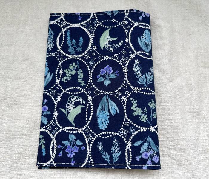 【メール便】文庫本・ブックカバー 文庫本サイズ かわいい 布製 TOCONUTS/トコナッツ オシャレで可愛プリント生地 差し込むだけの簡単セット 綺麗な紺色・...